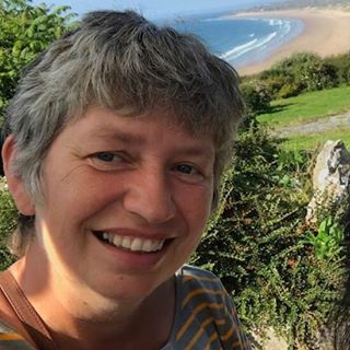 Julia Guest's avatar