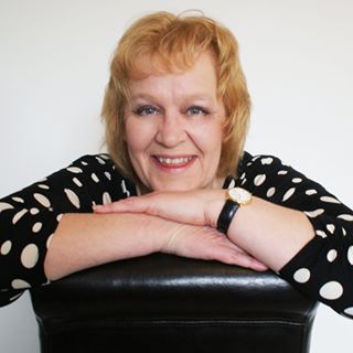 Liz Cameron's avatar