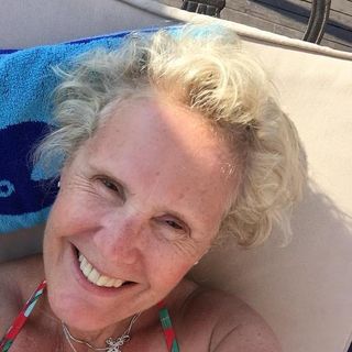 Julia Mills's avatar