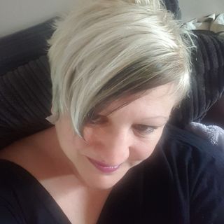 Julie Elson's avatar