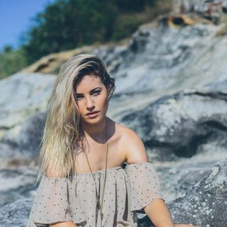 Ella Larein's avatar