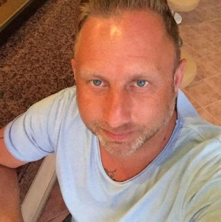 Simon Holmes's avatar