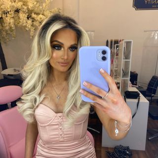 Helen Cahill's avatar