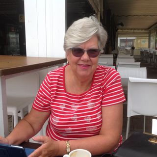 Lesley Stanton's avatar