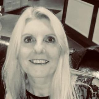 Suzanne Marie's avatar