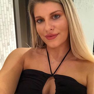 Holly Rose's avatar